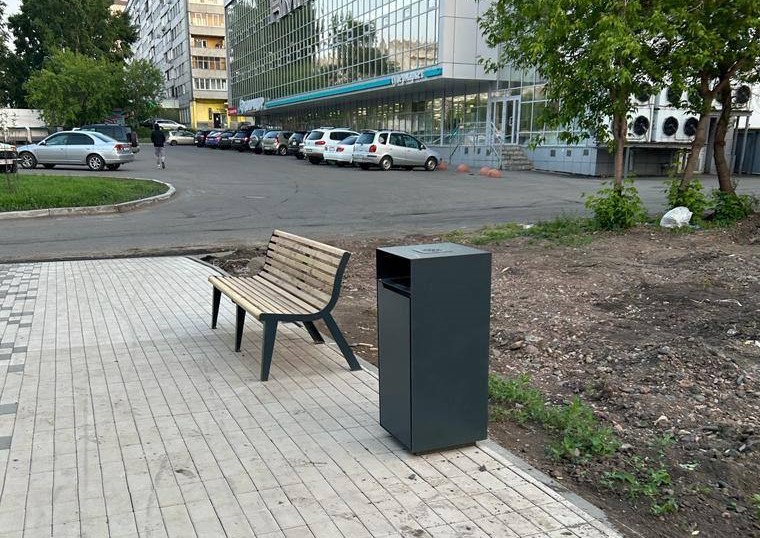 В Красноярске в сквере на Ладо Кецховели установили новые лавки и урны