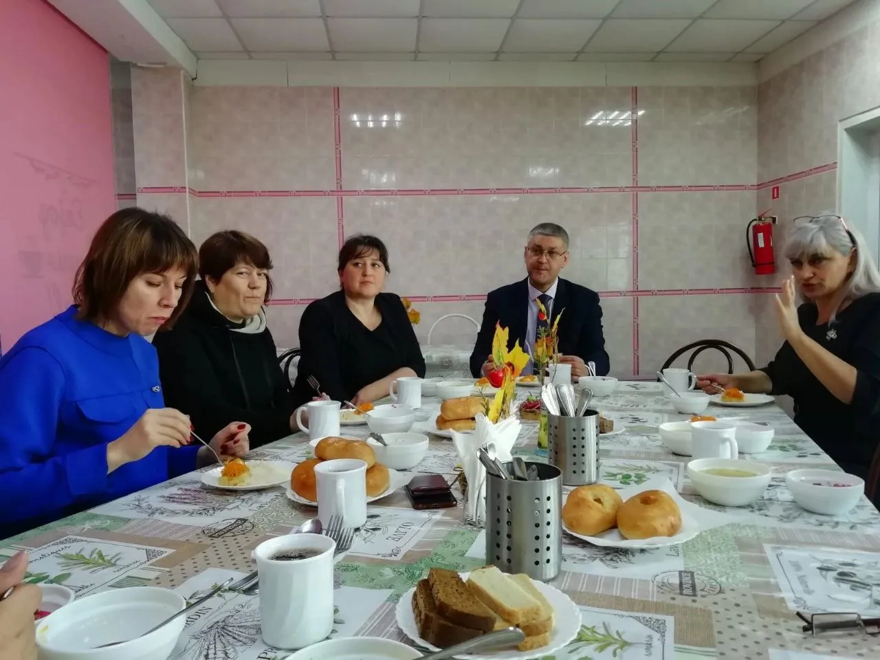 Родители учеников и глава Ленинского района проверили питание в столовой гимназии № 15