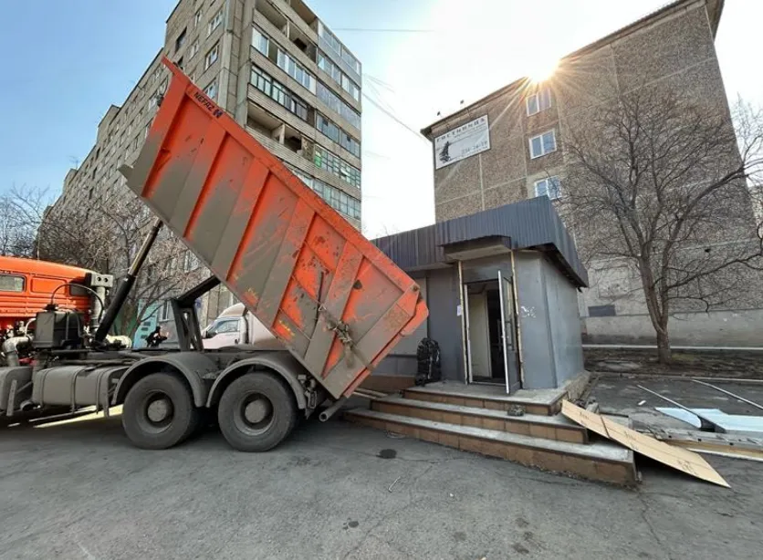 В Красноярске сносят незаконные павильоны и кафе