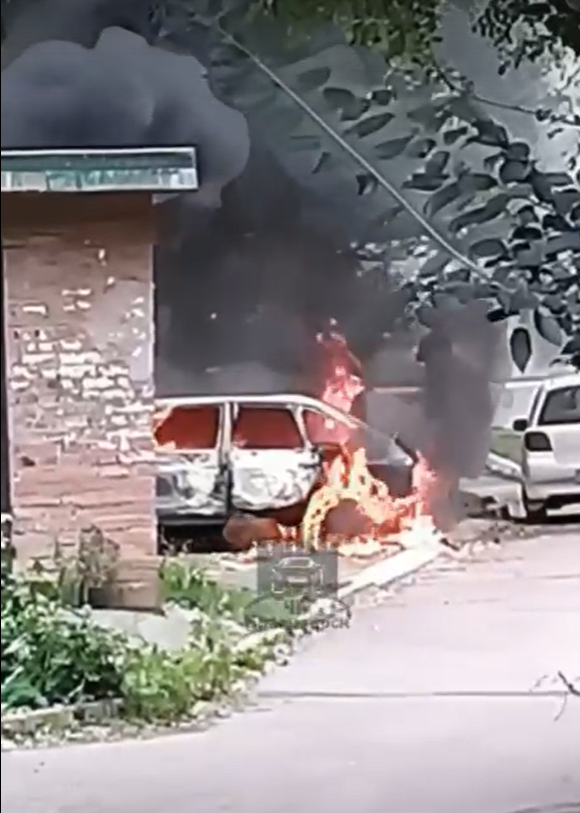 В Красноярске на улице Кольцевой полностью сгорела машина