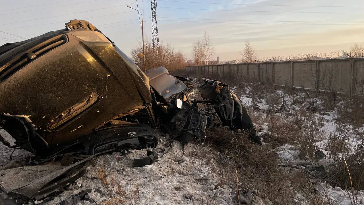 В Красноярске 23-летний водитель «Субару» врезался в столб и погиб