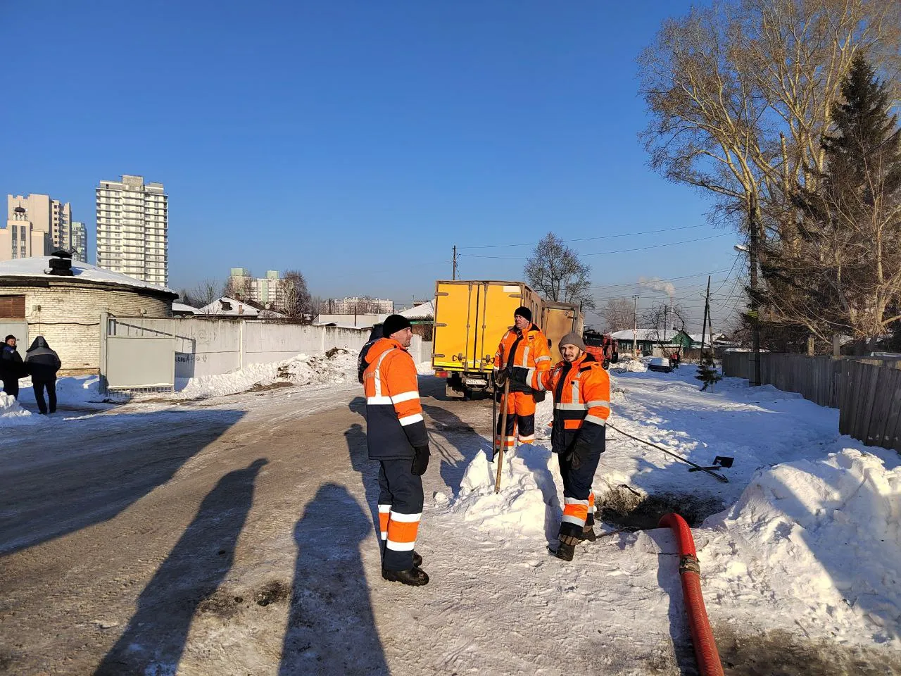 В Красноярске коммунальщики ликвидировали 4-метровую пробку в трубе канализации
