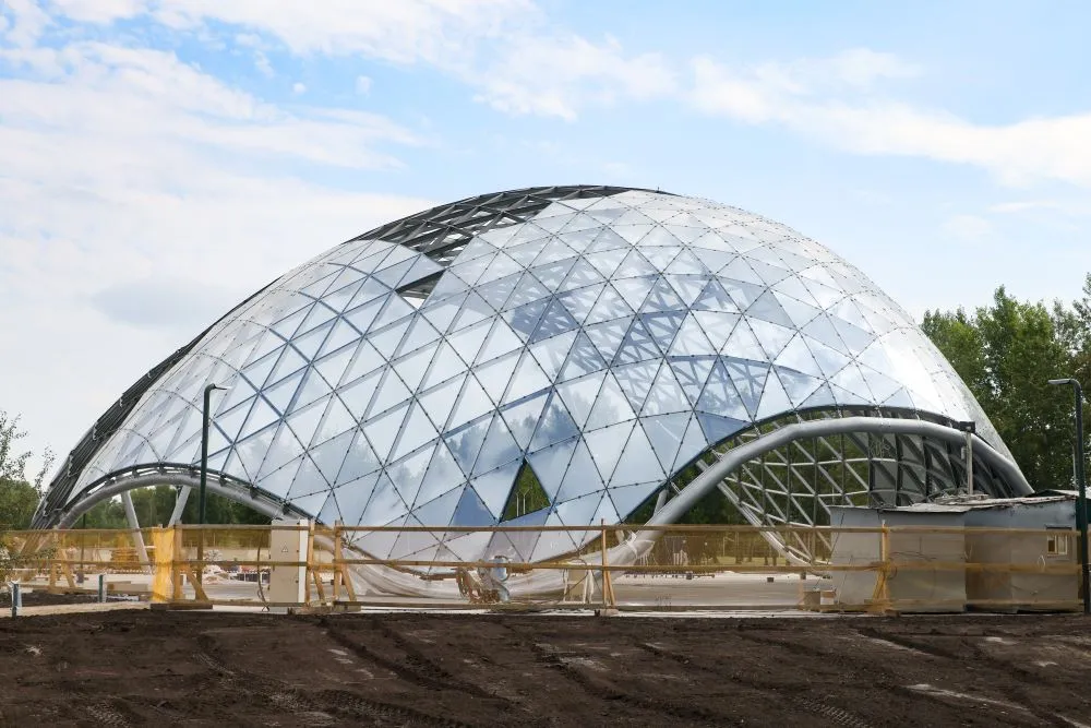 В Красноярске к октябрю достроят сценический комплекс из «крылатого металла» на острове Татышев