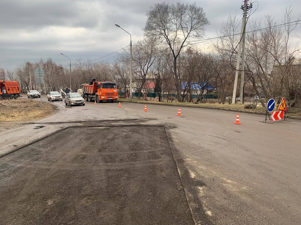 В Красноярске дорожники латают ямы на улицах Гагарина и Водянникова