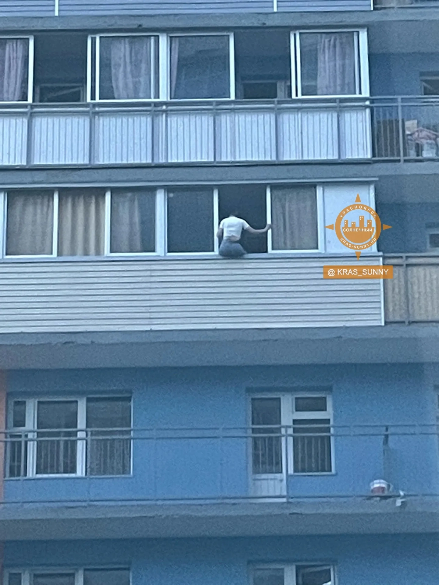 В Красноярске дети пытались выпрыгнуть с балкона в Солнечном