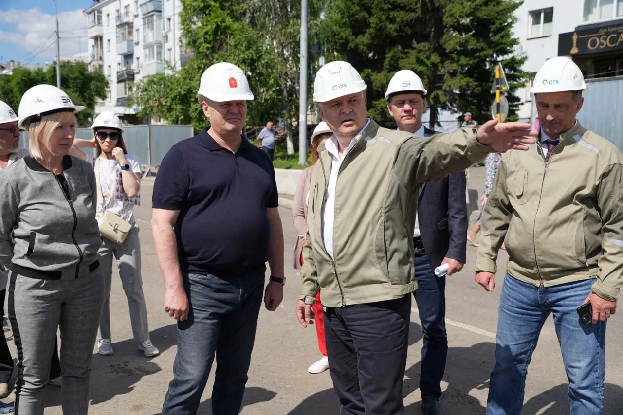 Мэр Красноярска Владислав Логинов проинспектировал ход ремонта теплосети на Дубровинского