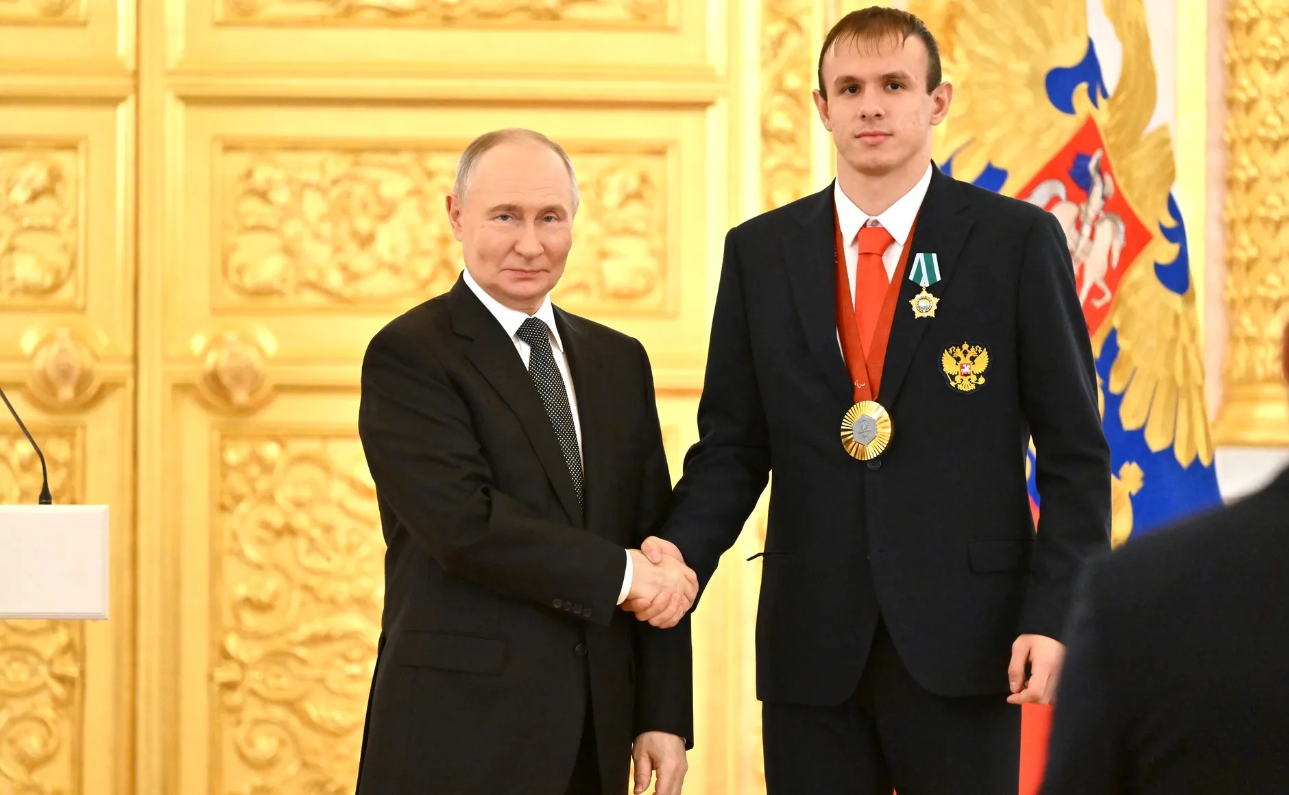 Владимир Путин вручил орден Дружбы победителю Паралимпиады из Красноярска