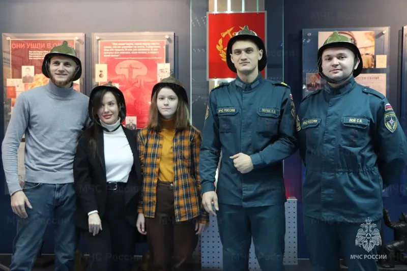 Спасенная из огня семья красноярцев встретилась с пожарными и поблагодарила их за помощь