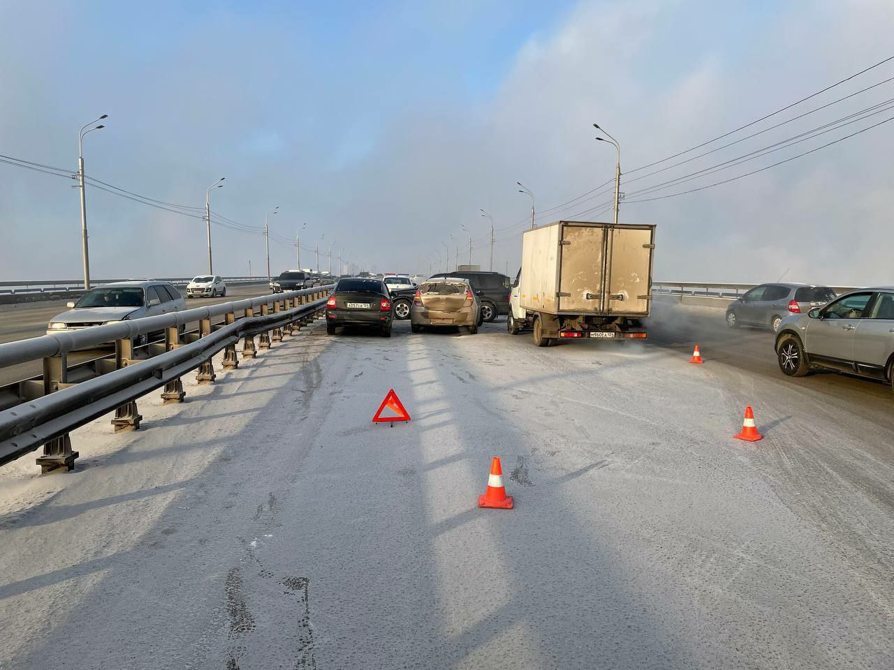 В Красноярске из-за двух аварий на Октябрьском мосту образовались пробки