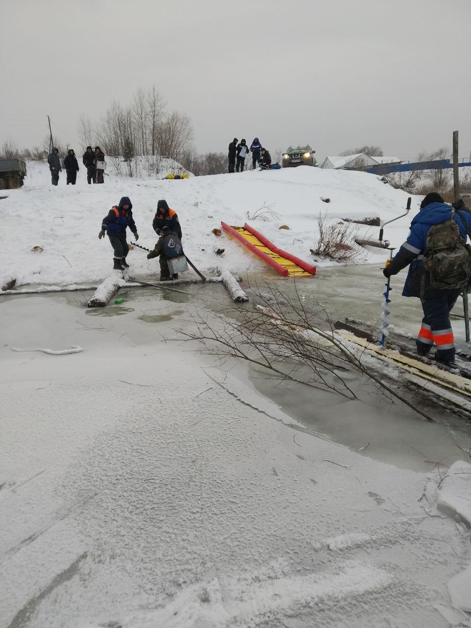 В Красноярском крае из-за угрозы отрыва льдины эвакуировали 36 рыбаков