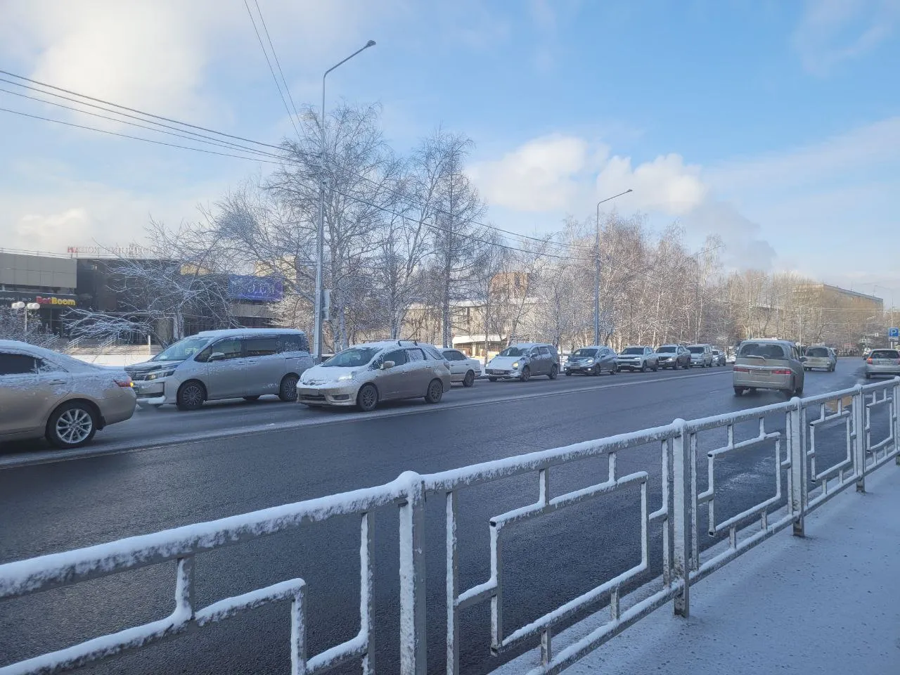 Красноярским водителям напомнили правила вождения в межсезонье