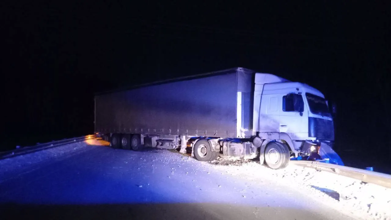 На трассе в Рыбинском районе затруднено движение из-за аварии с грузовиком