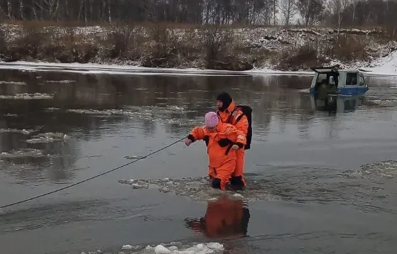 В Красноярском крае на реке Урюп застрял УАЗ с двумя человеками
