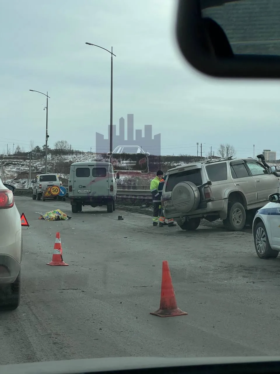 В Красноярске автомобиль насмерть сбил дорожного рабочего на Северном шоссе