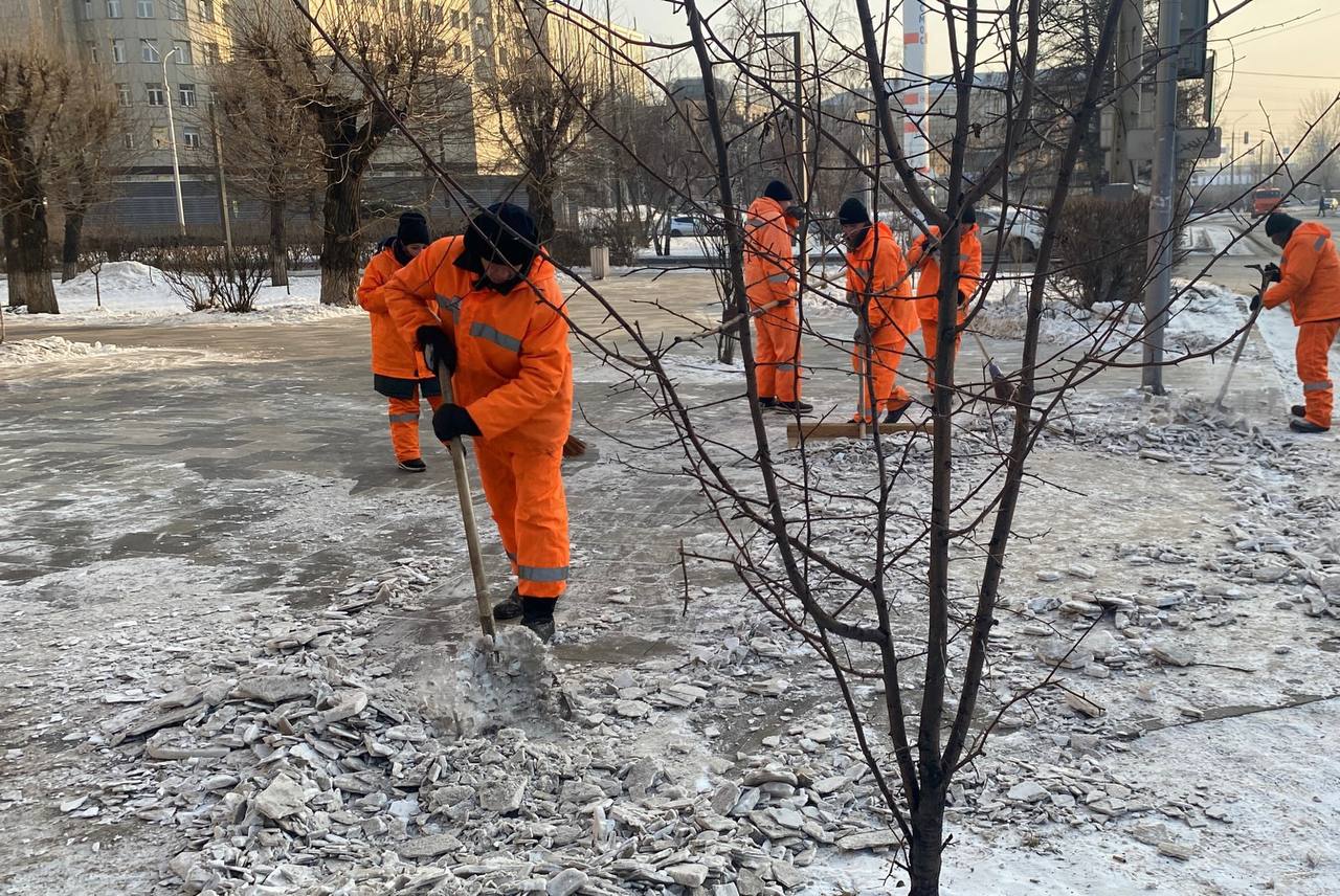 Дорожники вышли на уборку тротуаров по всему Красноярску