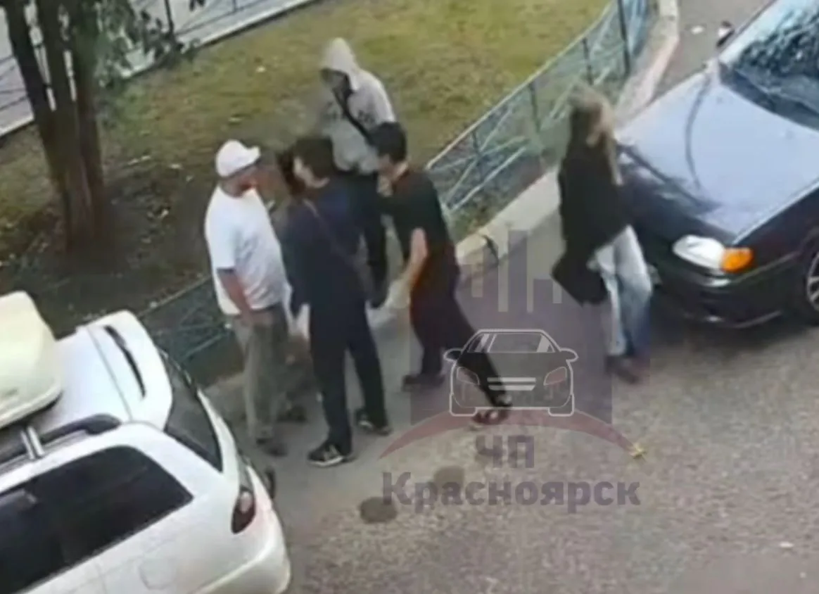В Красноярске группа молодых людей напала на мужчину после конфликта на дороге