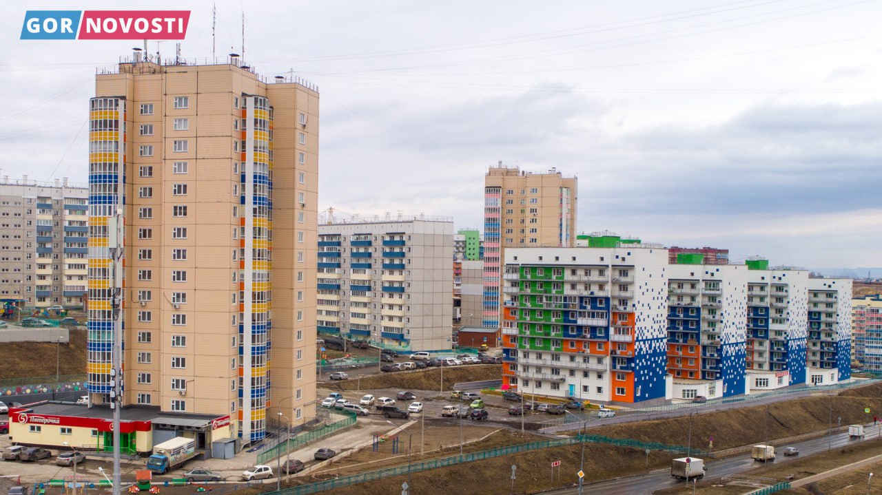 В Красноярске ещё две семьи добровольцев СВО получили ваучеры на новые однокомнатные квартиры