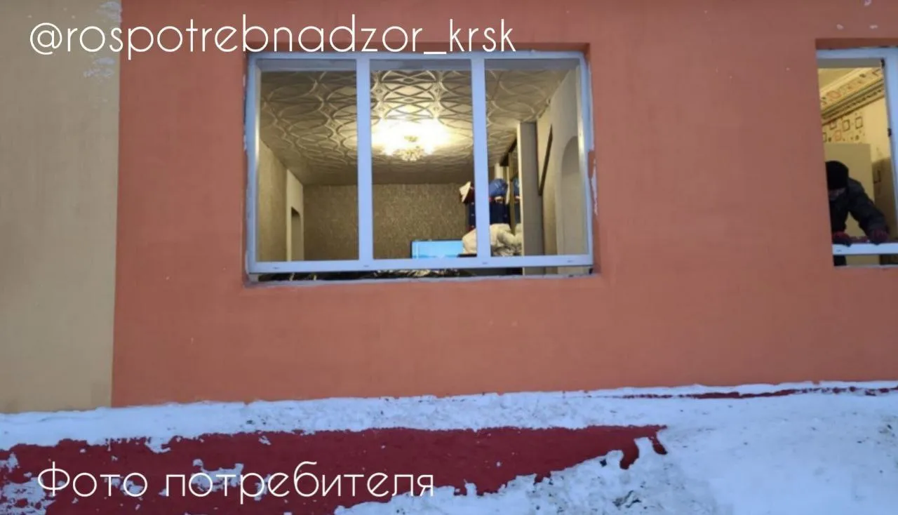 В Красноярском крае монтажник не угадал с размером проемов и решил подогнать дом под окна
