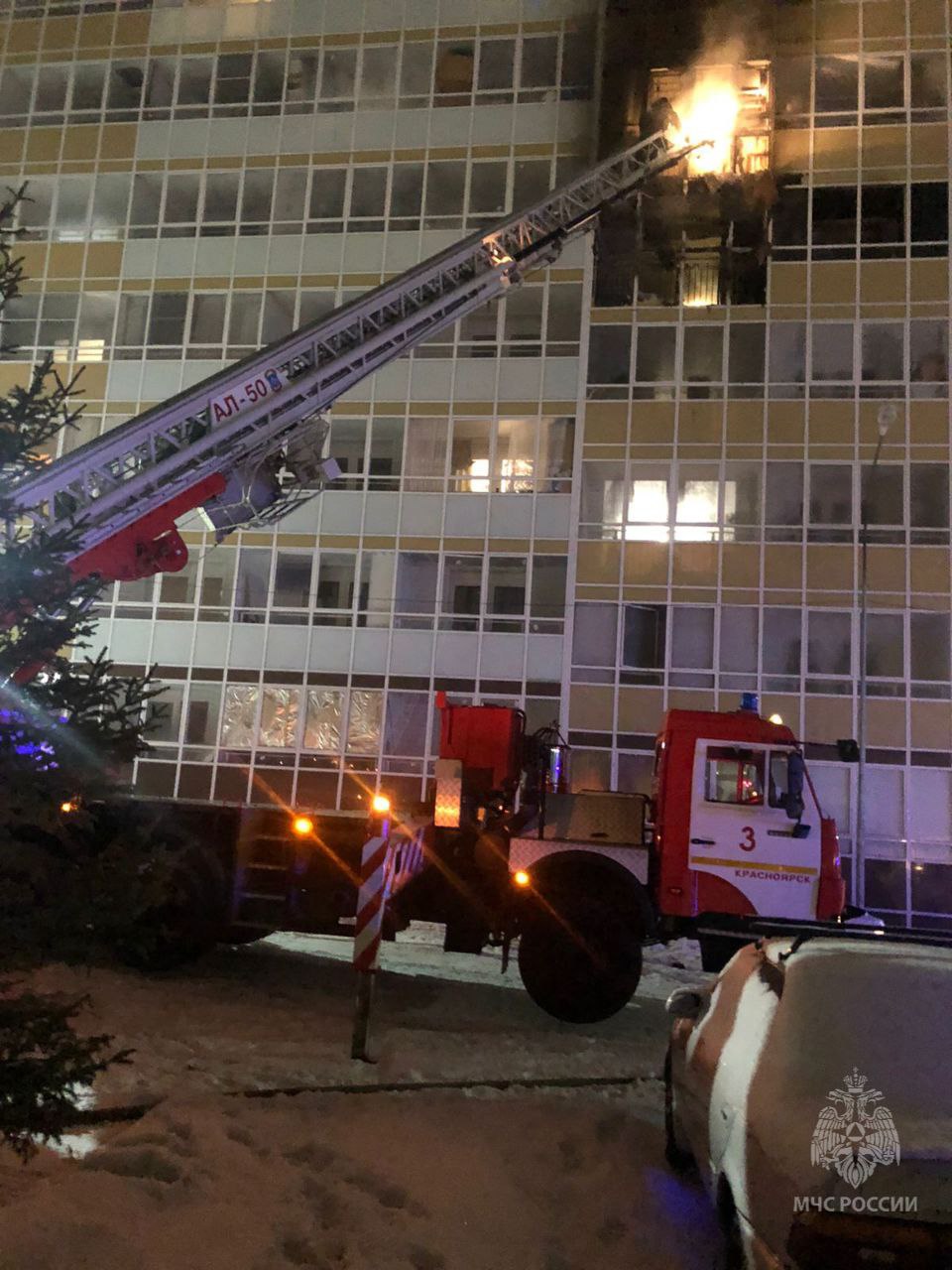 В Красноярске три человека пострадали при пожаре в жилом доме на улице Норильской