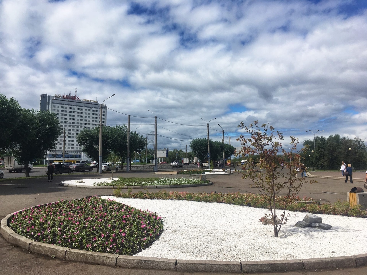 В Красноярске оформили клумбы «Времена года»