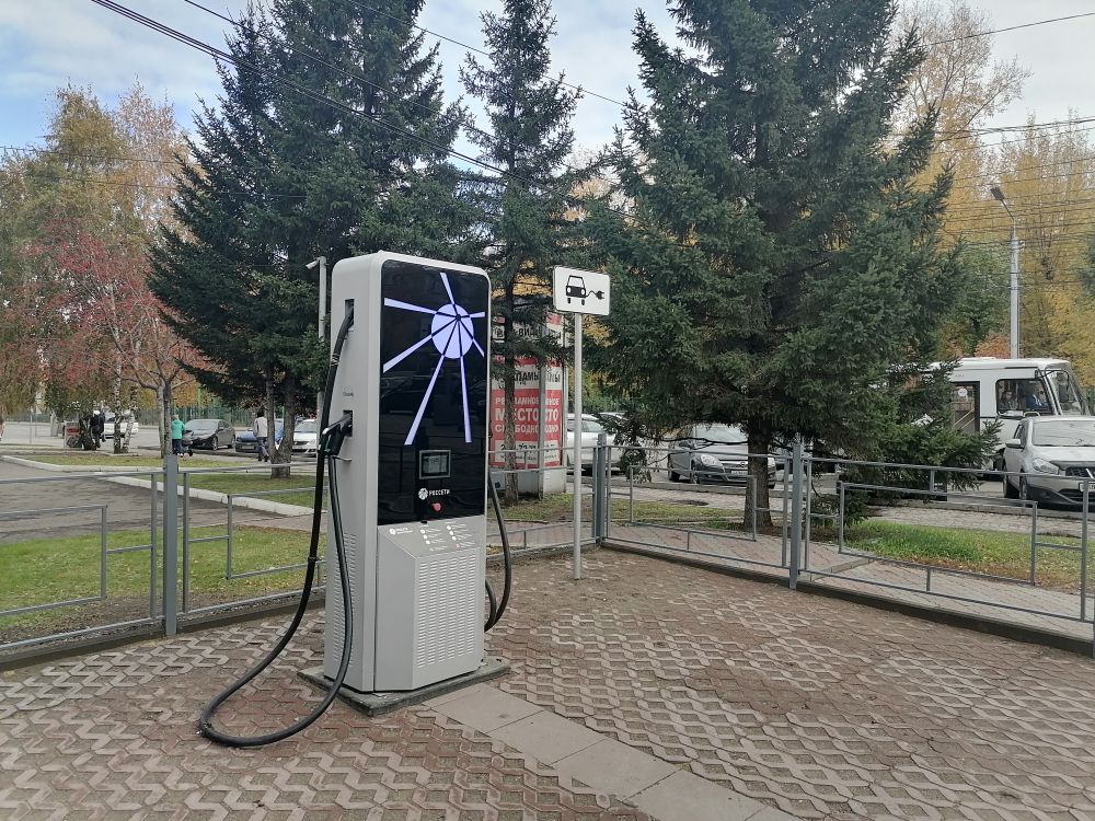В Красноярске на проспекте Свободном появилась «быстрая» зарядная станция для электромобилей