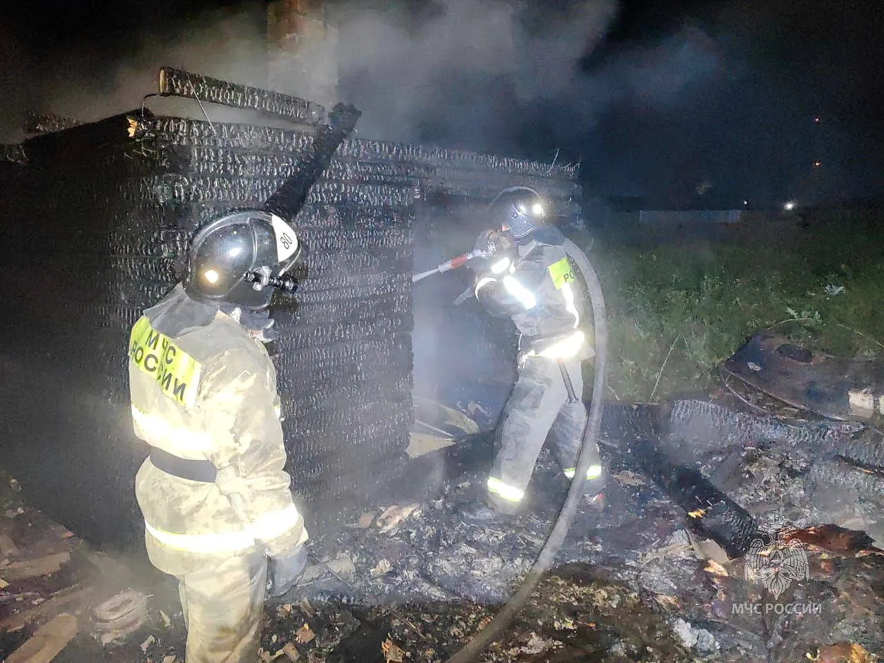 В ночном пожаре в Козульке погибли три человека