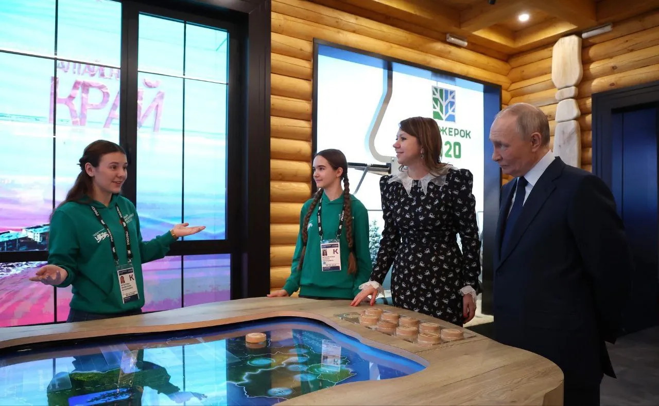Школьница из Красноярского края провела экскурсию Владимиру Путину