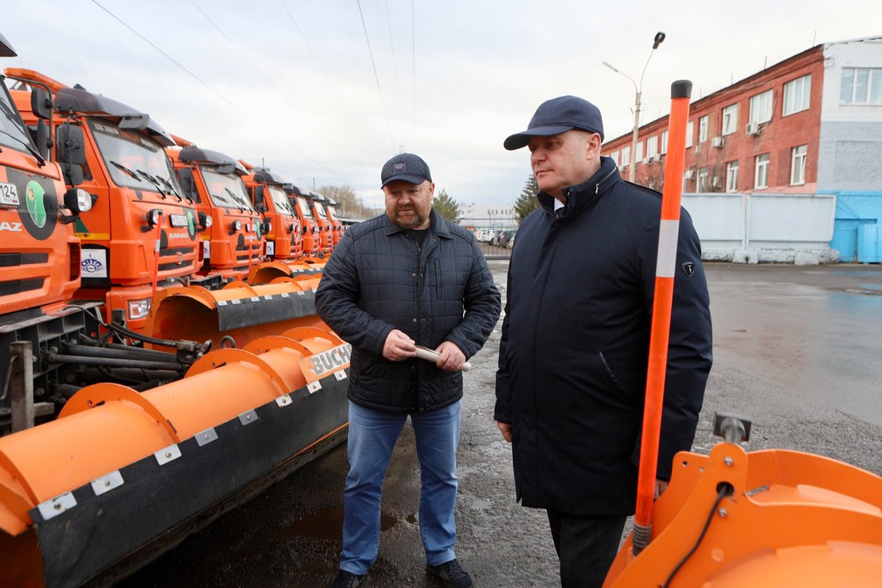 В Красноярске подсыпают остановки песчано-соляной смесью