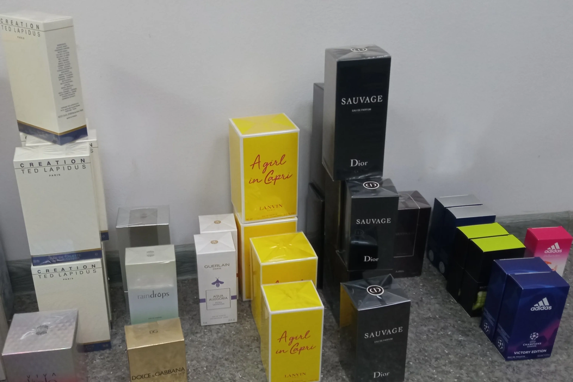 В Красноярске из парфюмерного магазина изъяли нелегальные духи на 320 тысяч рублей