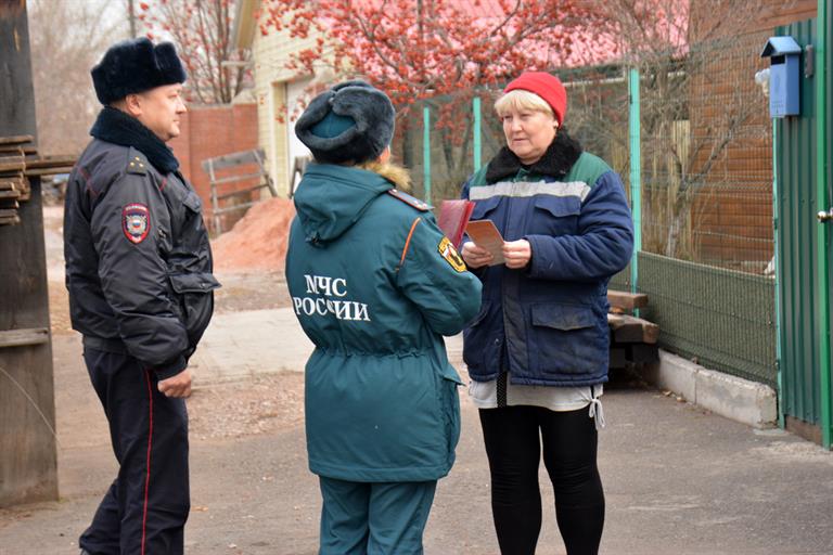 В Красноярске жителям частных домов напомнили правила пожарной безопасности
