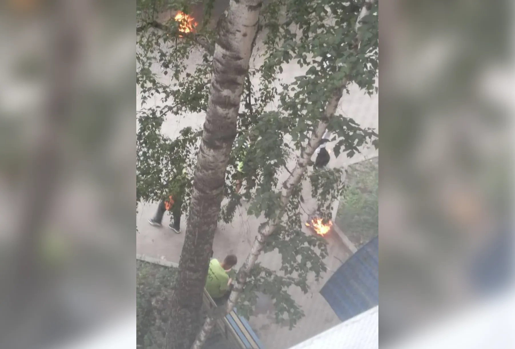 В Красноярском крае двое подростков сожгли коляску в подъезде жилого дома