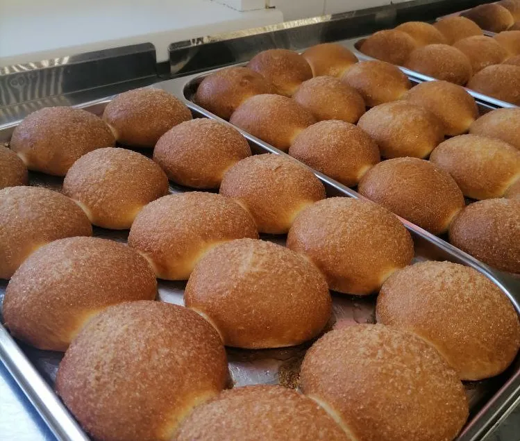 «Тот самый вкус». Как в школьных столовых Красноярска пекут сладкие булочки