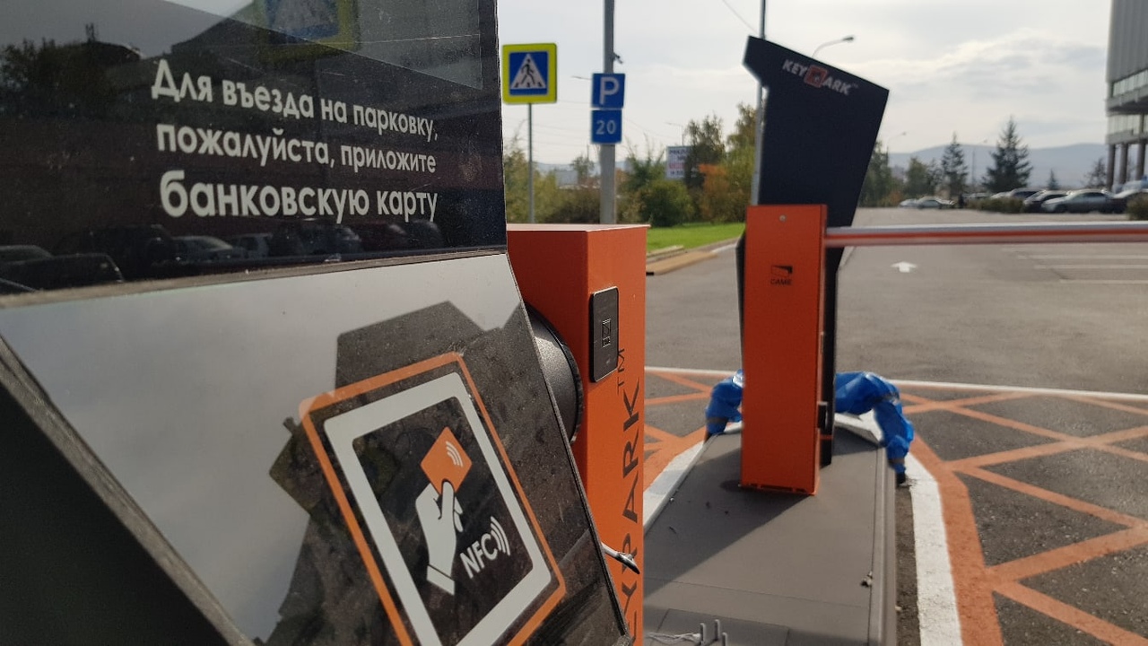 Около набережной в центре Красноярска открыли платную парковку