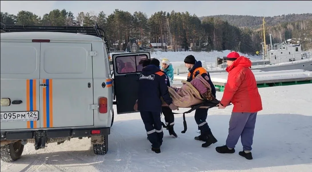 На Красноярском водохранилище мужчина на мотобуксировщике наехал на палатку
