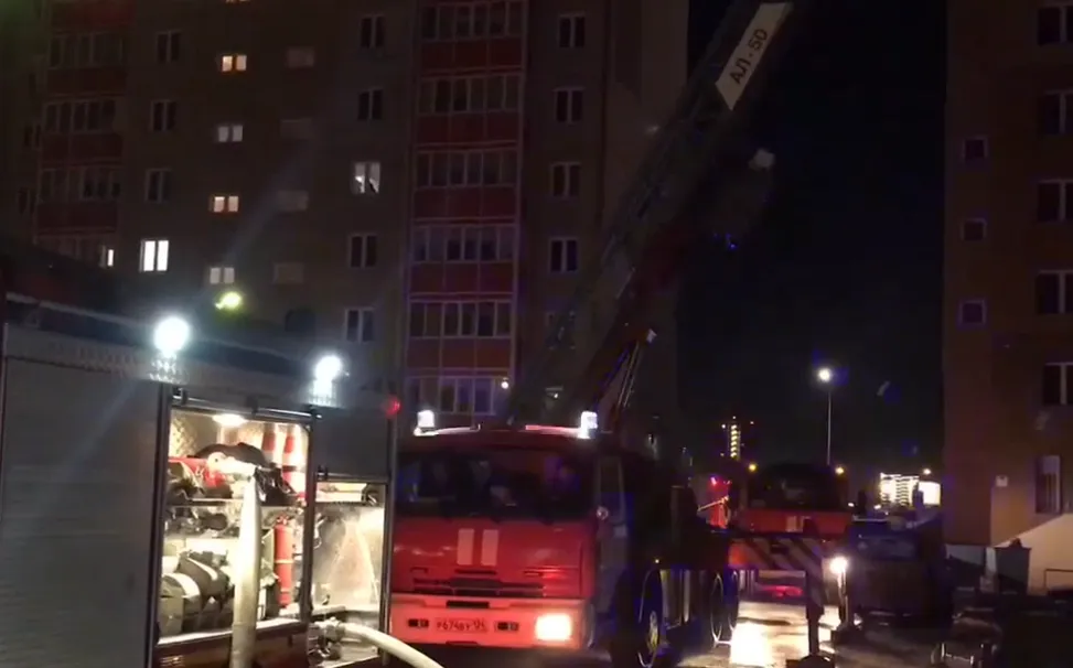 В Красноярске в многоэтажке на Ястынской горят балконы с 8-го по 10-й этаж