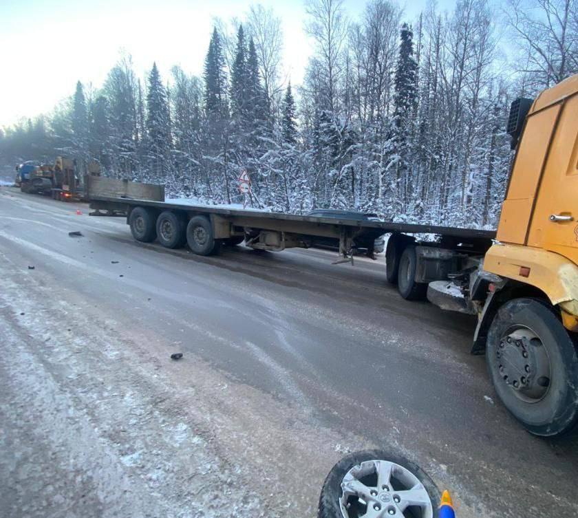 На трассе в Красноярском крае в ДТП с грузовиками погибли 2 человека