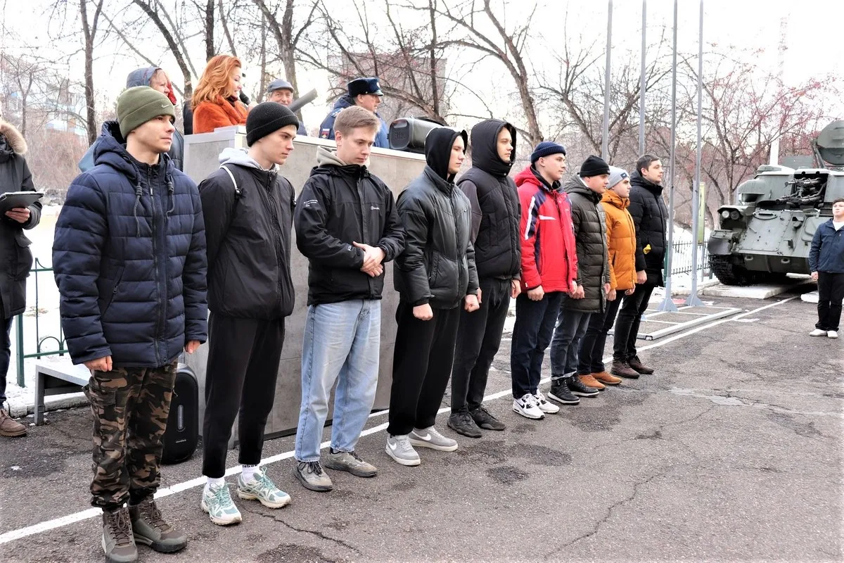 Школьники Центрального района встретились с участником СВО
