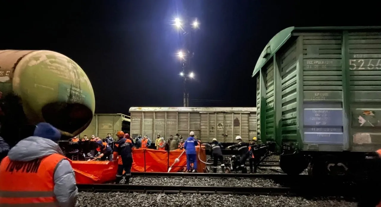 В Красноярске на железнодорожной станции произошел разлив дизельного топлива