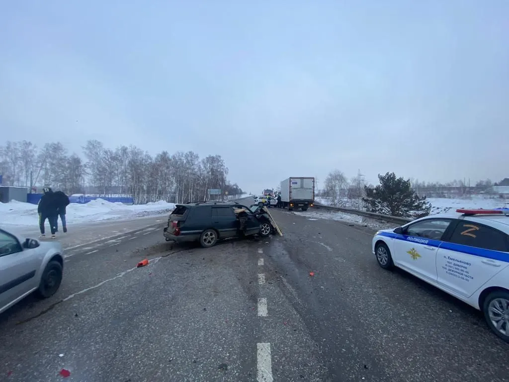 Под Красноярском в аварии с автобусом пострадали три человека