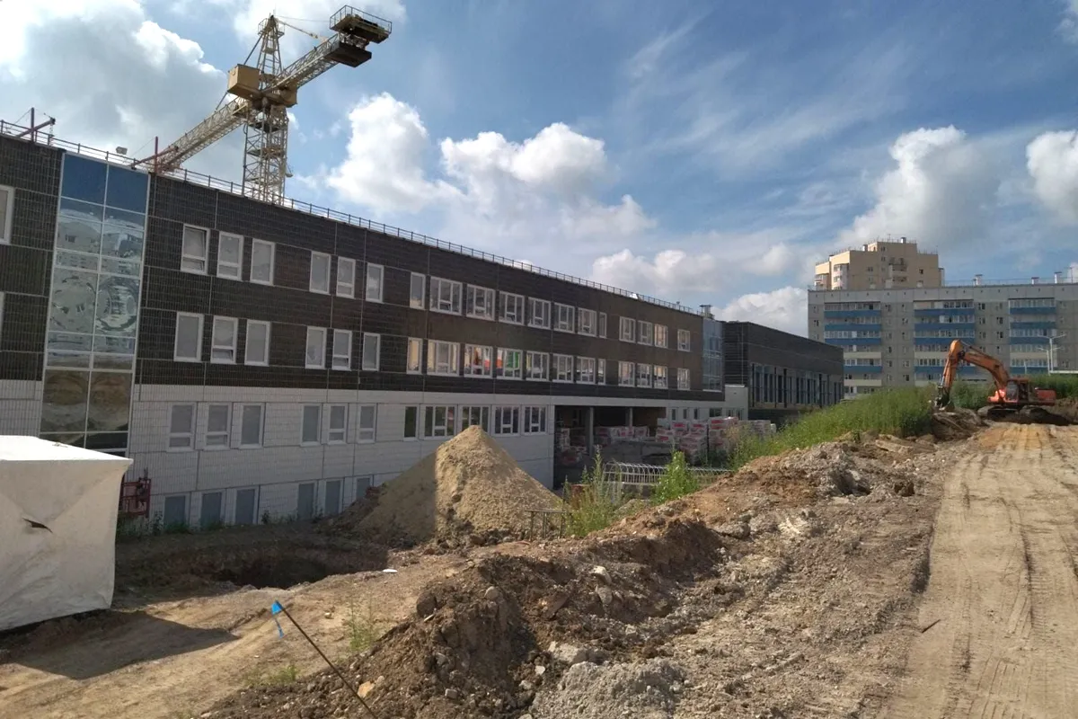 В красноярском Солнечном в строящейся школе уже вставляют окна