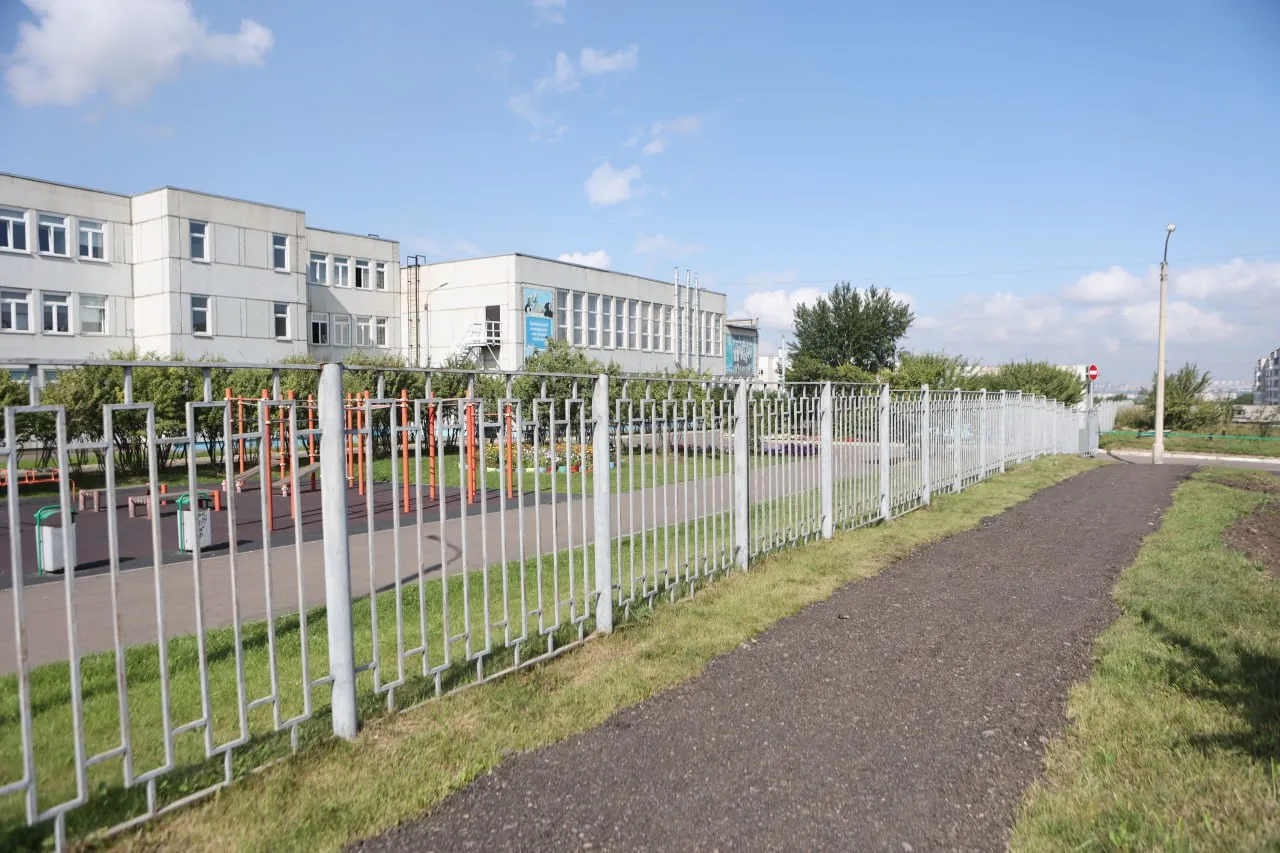 В Красноярске ремонтируют дороги к образовательным учреждениям