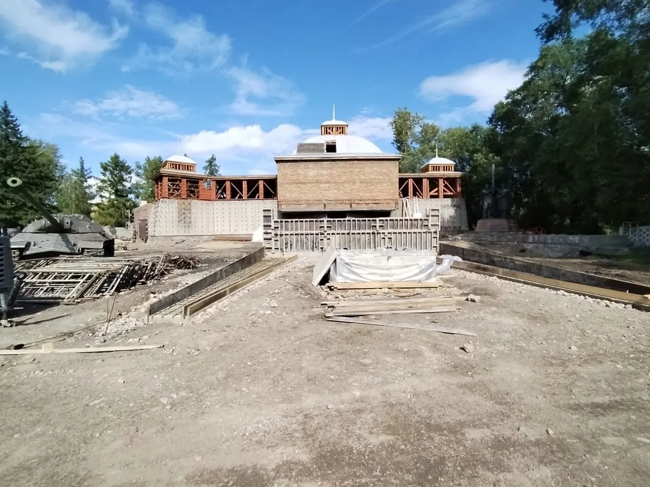 В Красноярске продолжается реконструкция комплекса «Мемориал Победы»