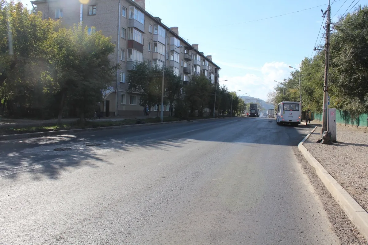 В Красноярске на улице 60 лет Октября уложили финишный слой асфальта
