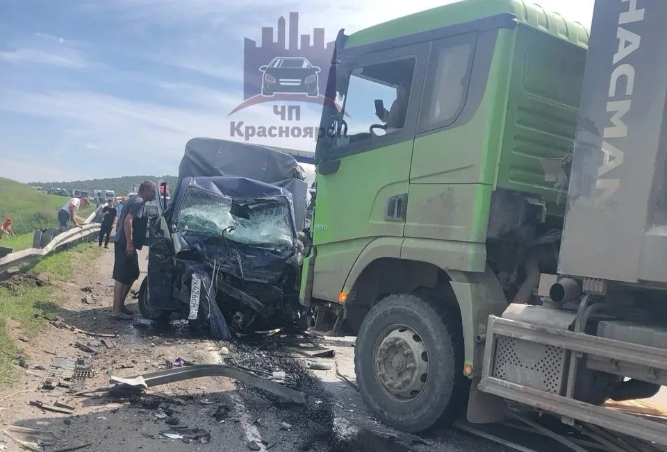 В аварии с грузовиками под Красноярском пострадали два человека