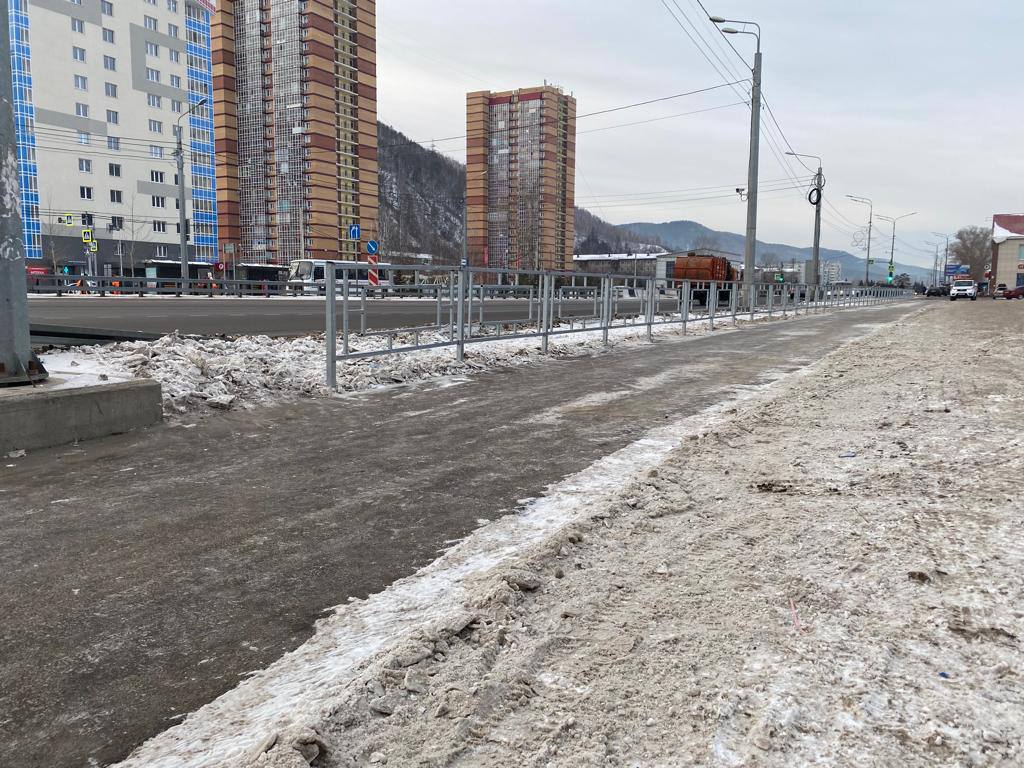 В Красноярске на улице Свердловской появились ограждения около съезда с Николаевского моста