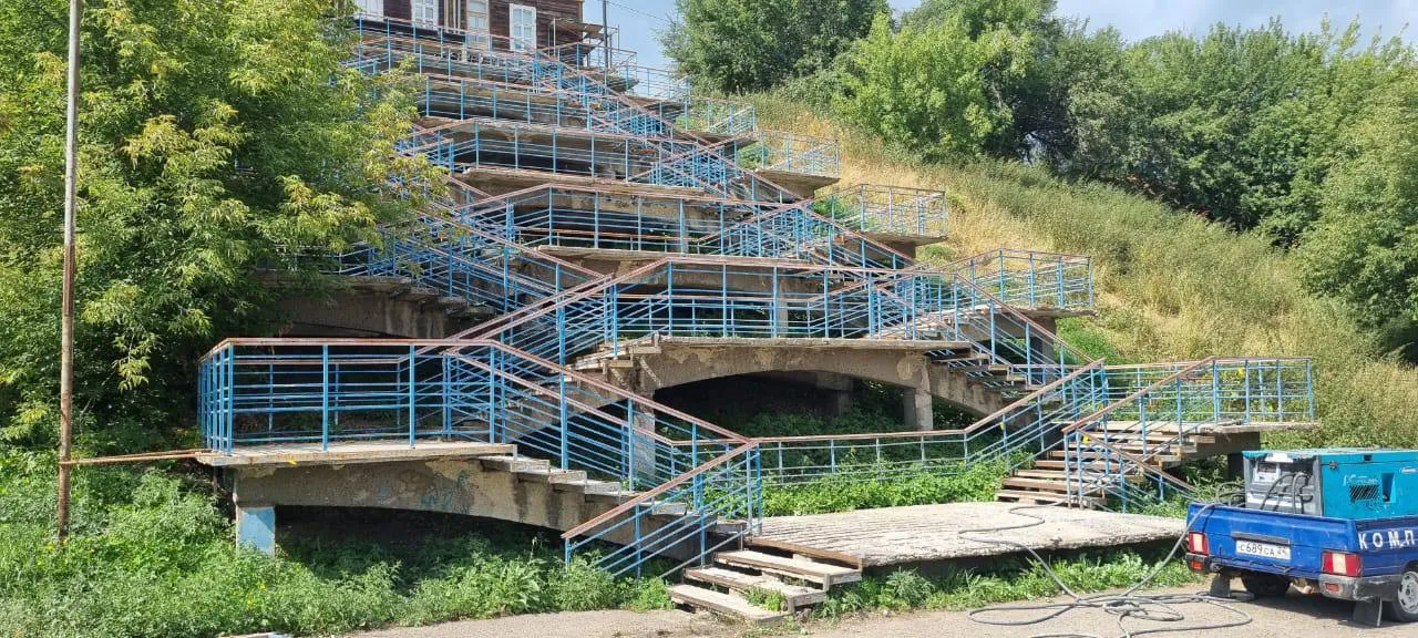 В Красноярске на Мелькомбинатской появится новая безопасная лестница