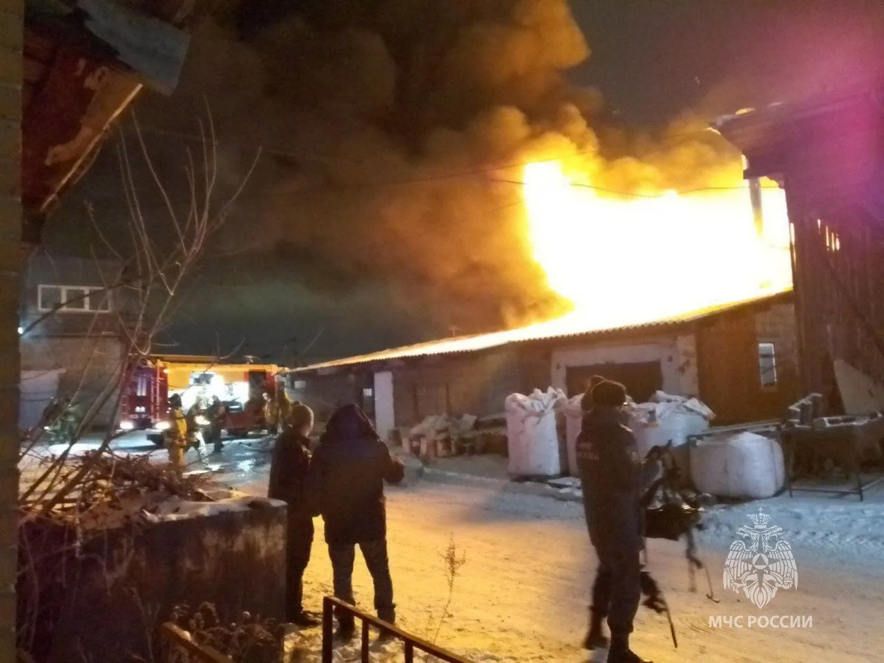 В Красноярске во время ночного пожара сгорел мебельный цех на Полигонной