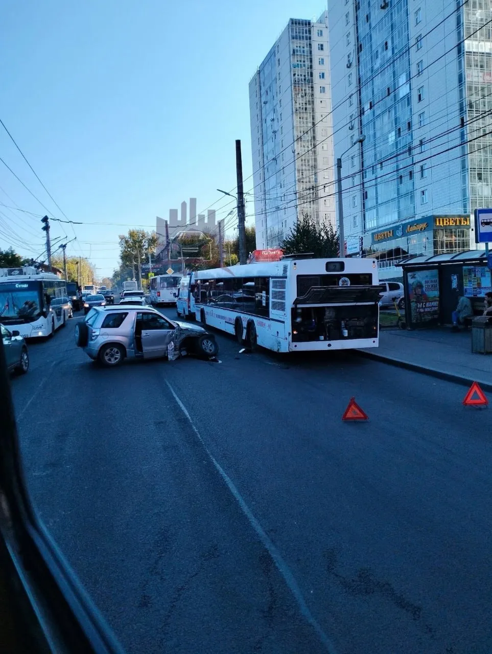 В Красноярске на улице Киренского собралась пробка из-за ДТП с автобусом