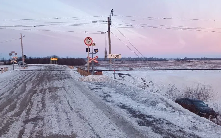 В Красноярском крае автомобиль пытался проехать перед поездом и попал в ДТП