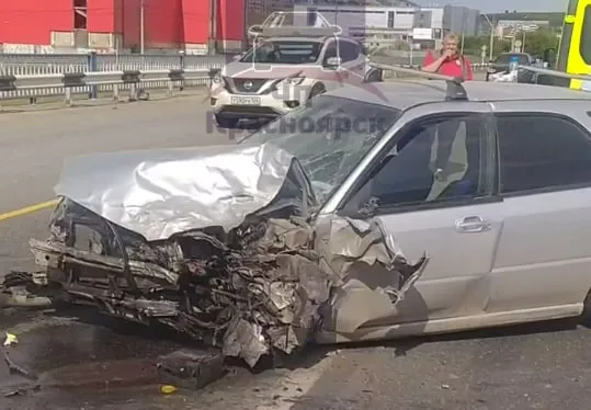 Под Красноярском в лобовой аварии пострадали два человека